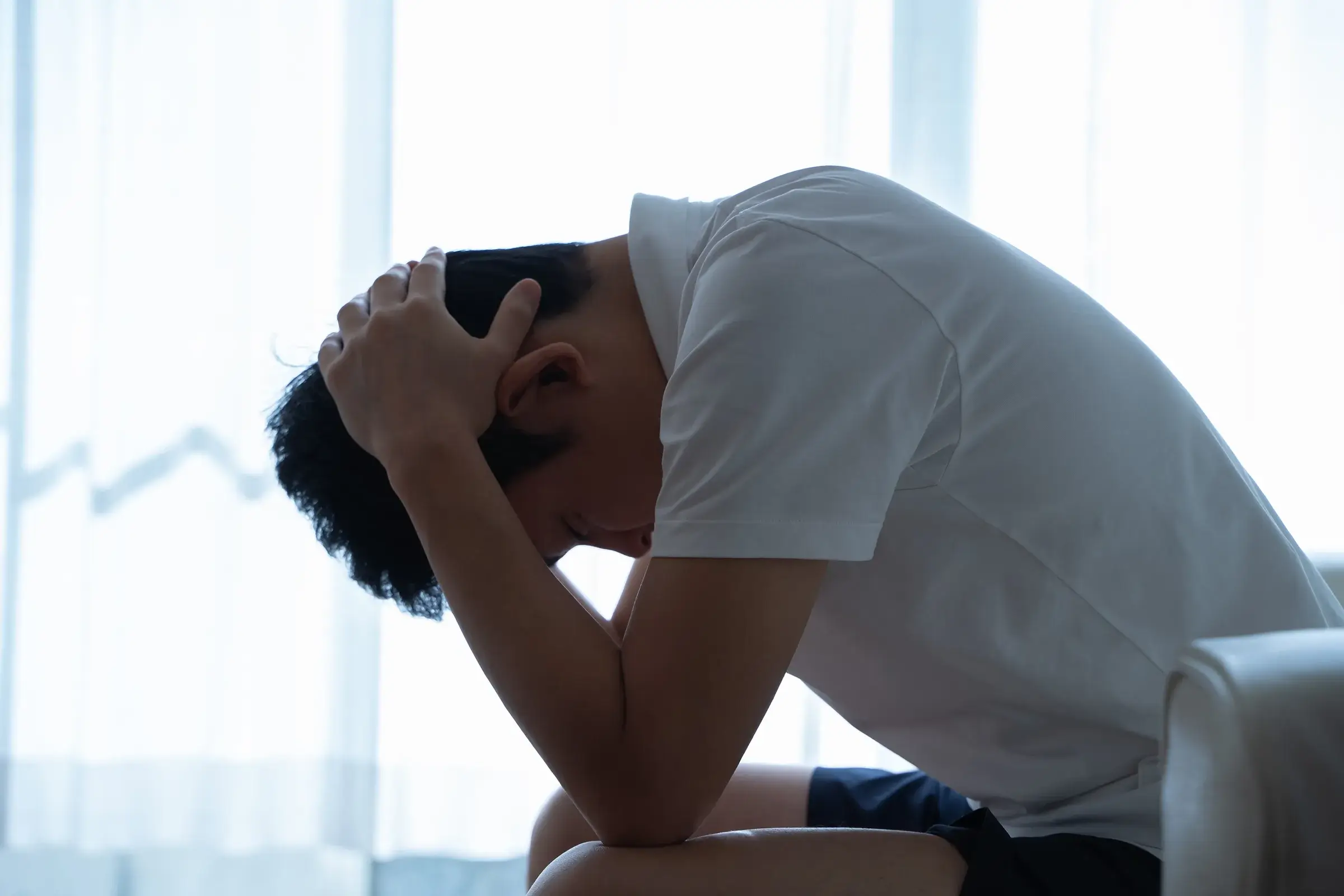 頭を抱える男性