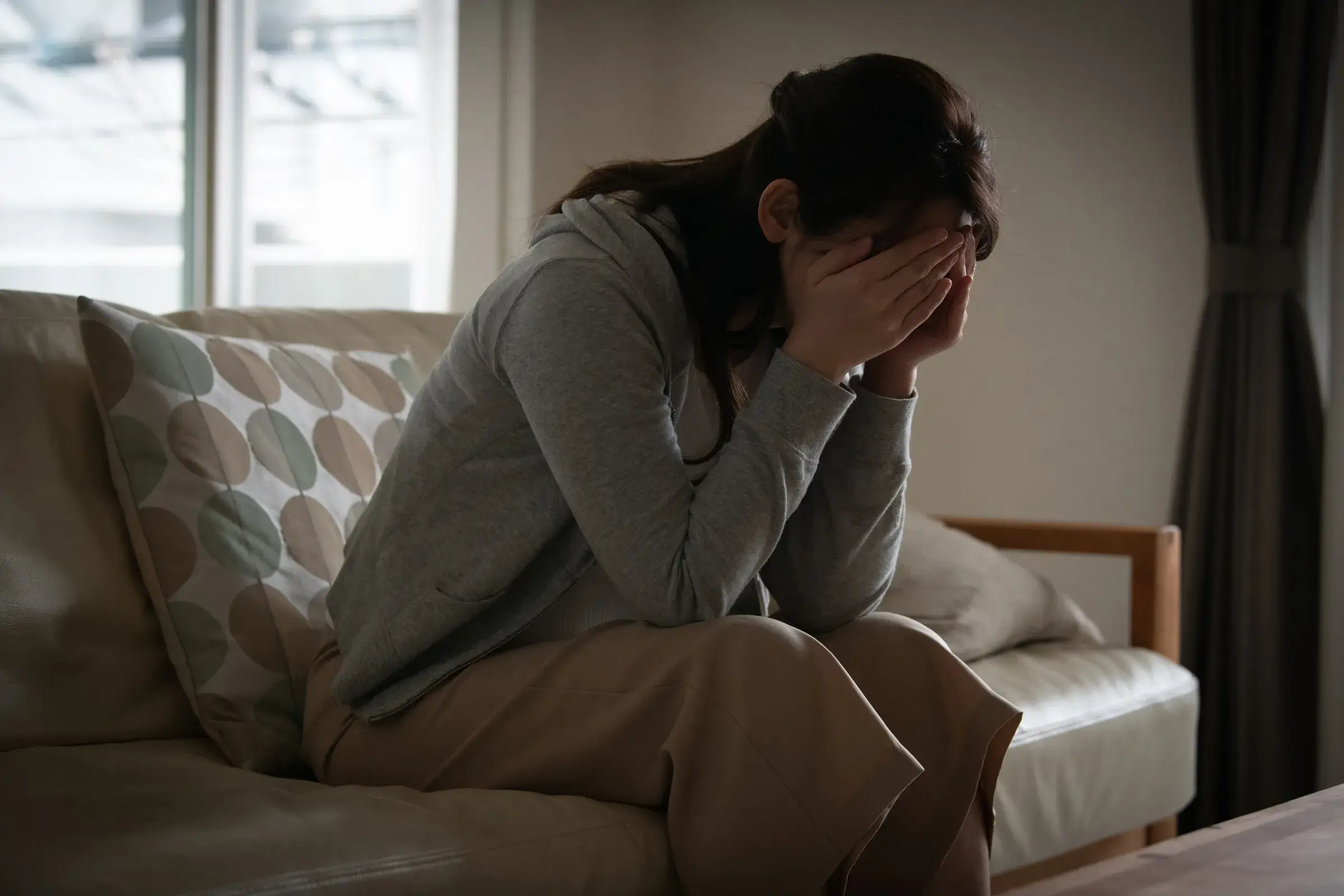 頭を抱える女性