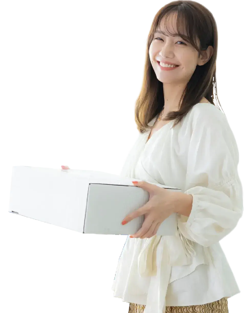 ダンボールを持つ女性