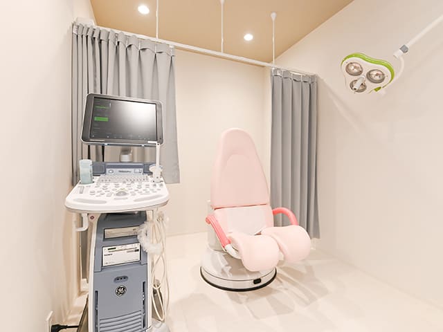 町田の婦人科・産婦人科｜ルナレディースクリニック町田駅前院の内診室