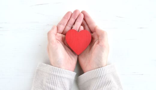 妊娠初期症状と生理前の違いは？腹痛・おりもの・眠気など15症状を徹底比較