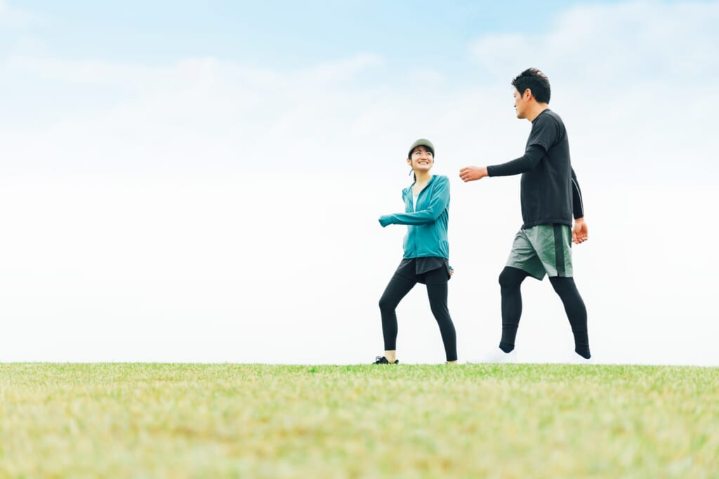 運動をする男女