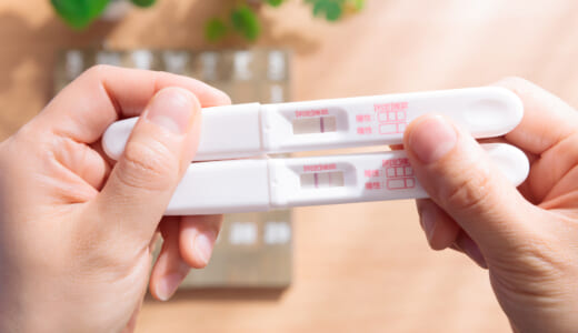 妊娠検査薬に尿をかけすぎると陽性になる？偽陽性・偽陰性の原因と正しい使い方を解説