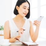 低用量ピルのスケジュール管理をする女性