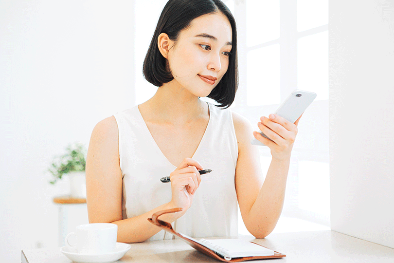 低用量ピルのスケジュール管理をする女性