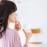 ピルを服用する女性