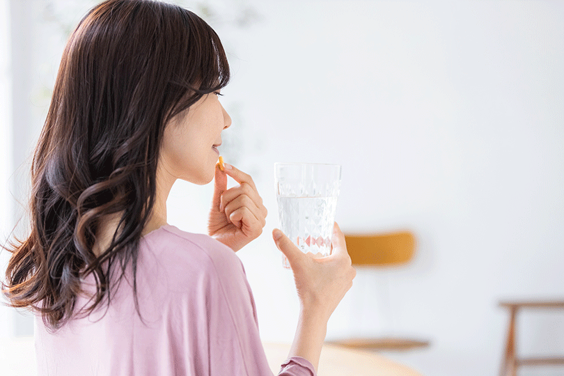 ピルを服用する女性