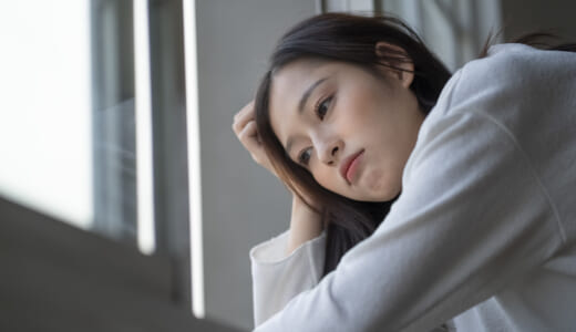 生理前に気分が落ち込む原因とは？PMSとPMDDの違い・対処法を解説