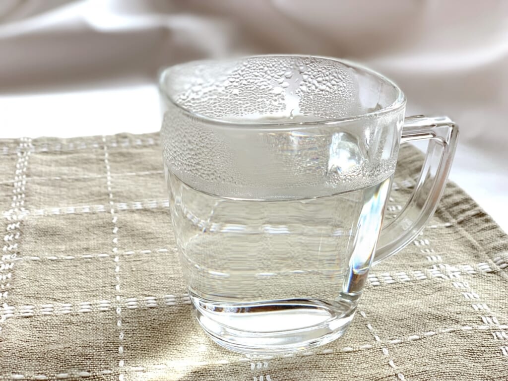 つわりで食べられないときの水分補給をイメージしたマググラスの画像