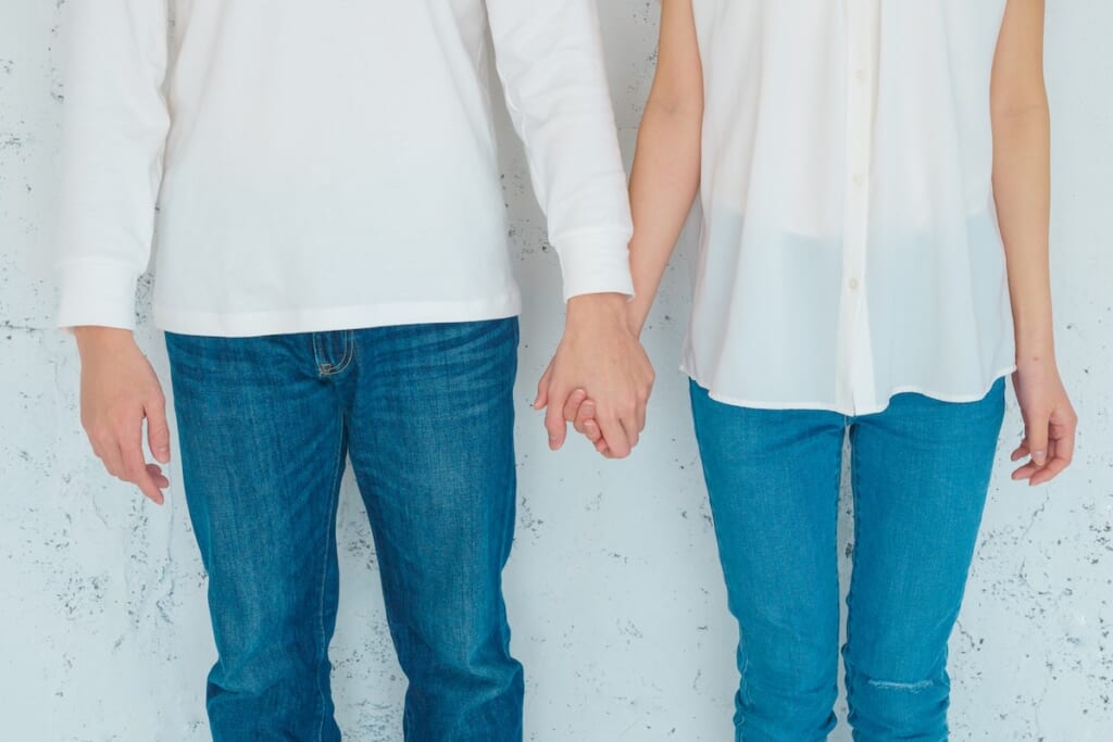 男性と女性が一緒に妊活に取り組むことをイメージした手を繋いだ男女の写真
