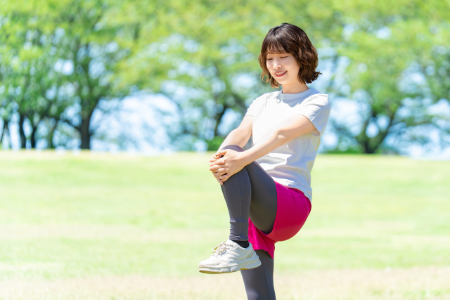 膝の運動をする女性