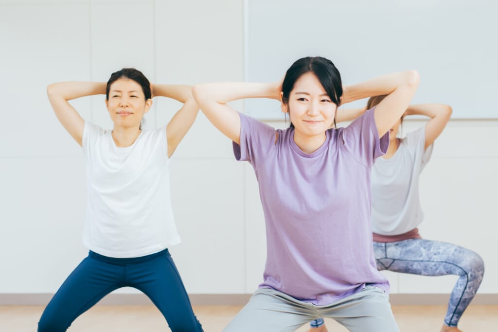 スクワットをする女性