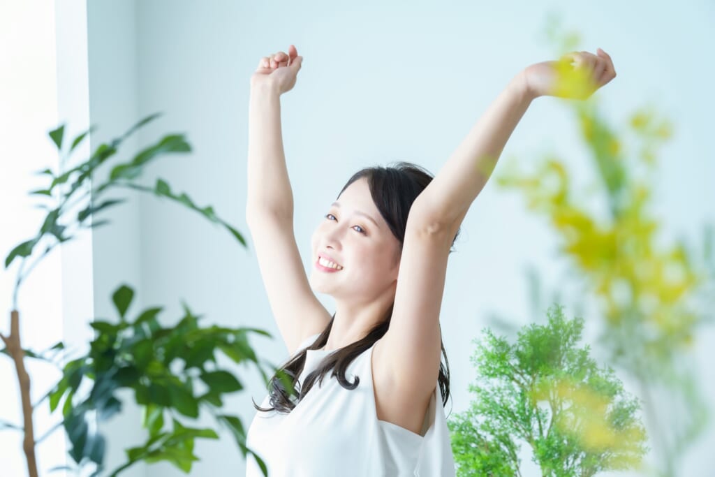 伸びをする女性