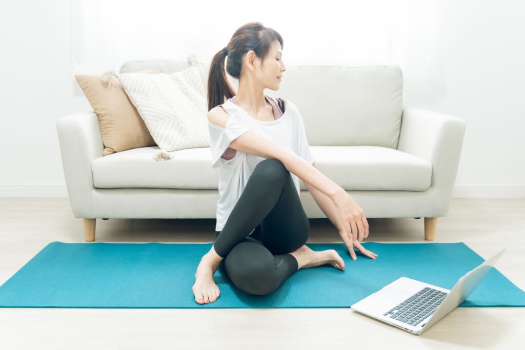 ストレッチをする女性