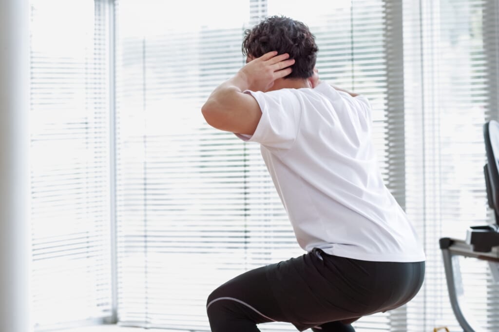スクワットをする男性