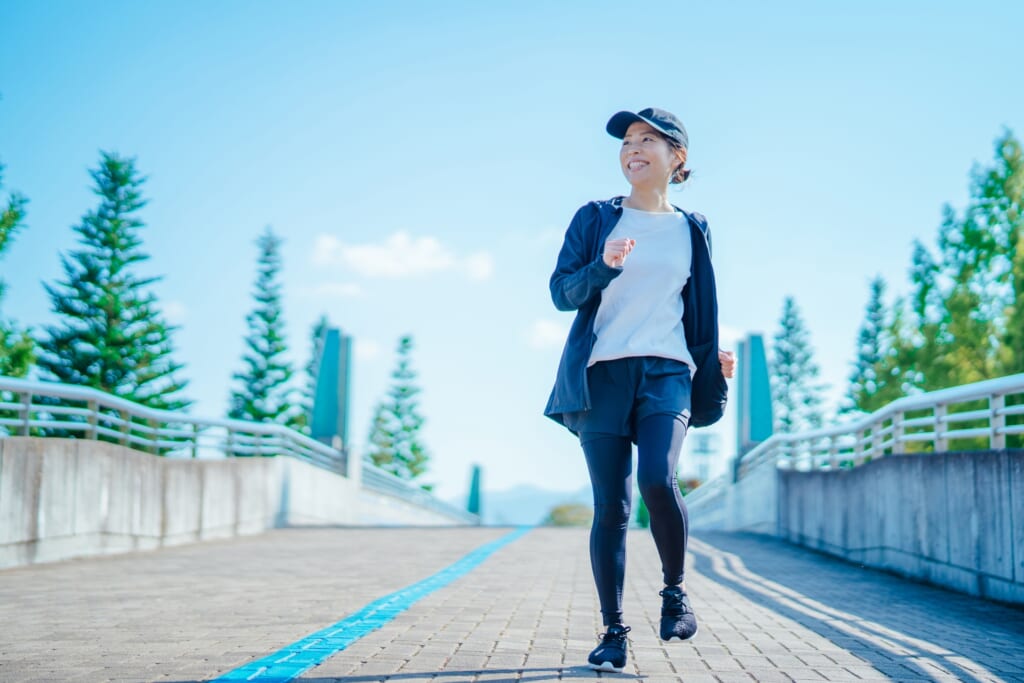 ウォーキングをする女性