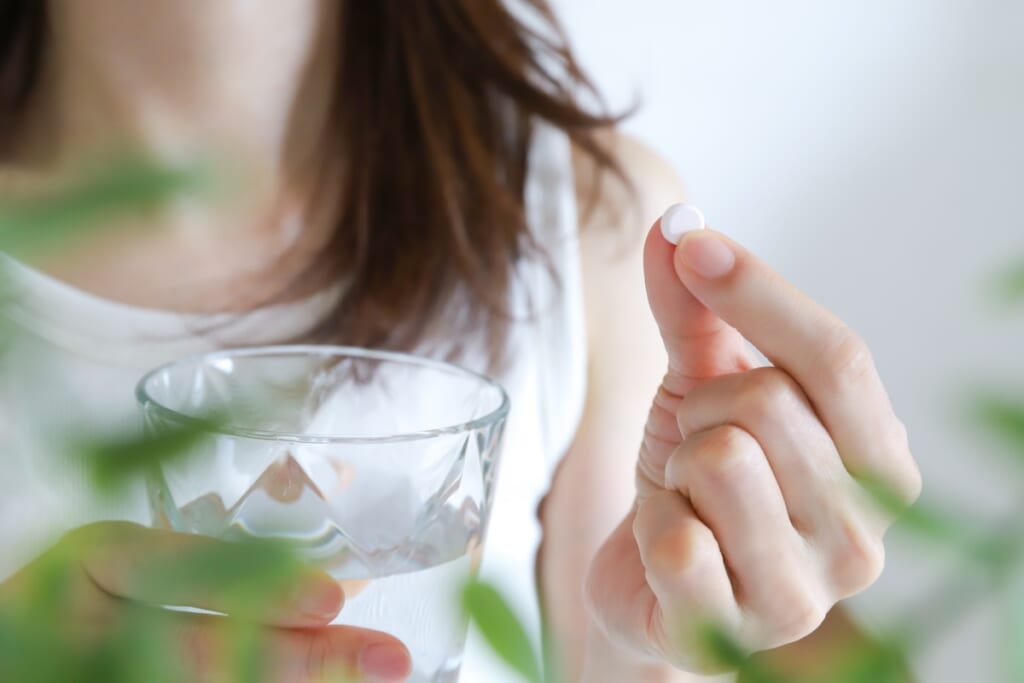 女性が葉酸サプリを飲むイメージ