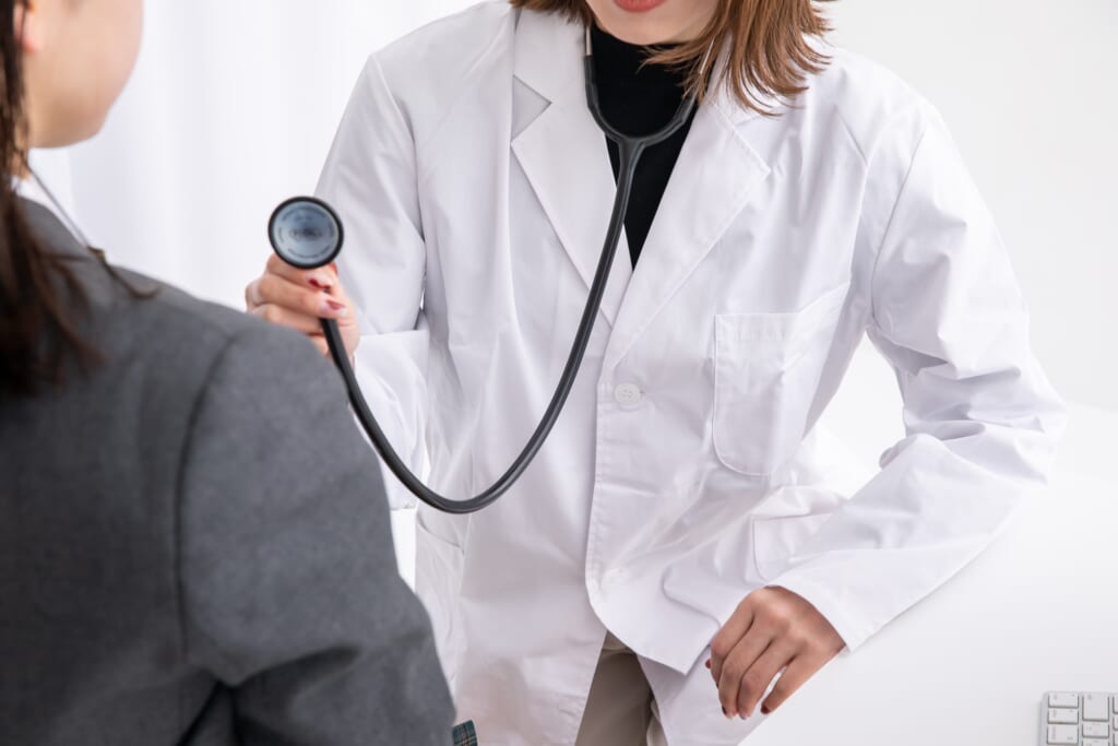 医師や薬剤師に相談するイメージ