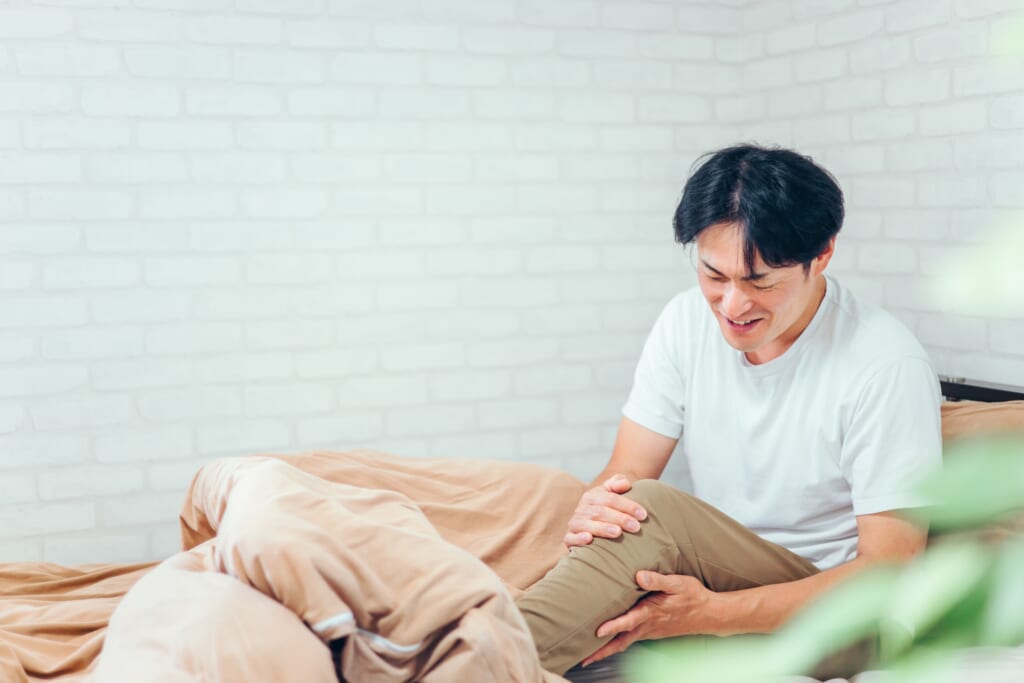 膝を押さえる男性