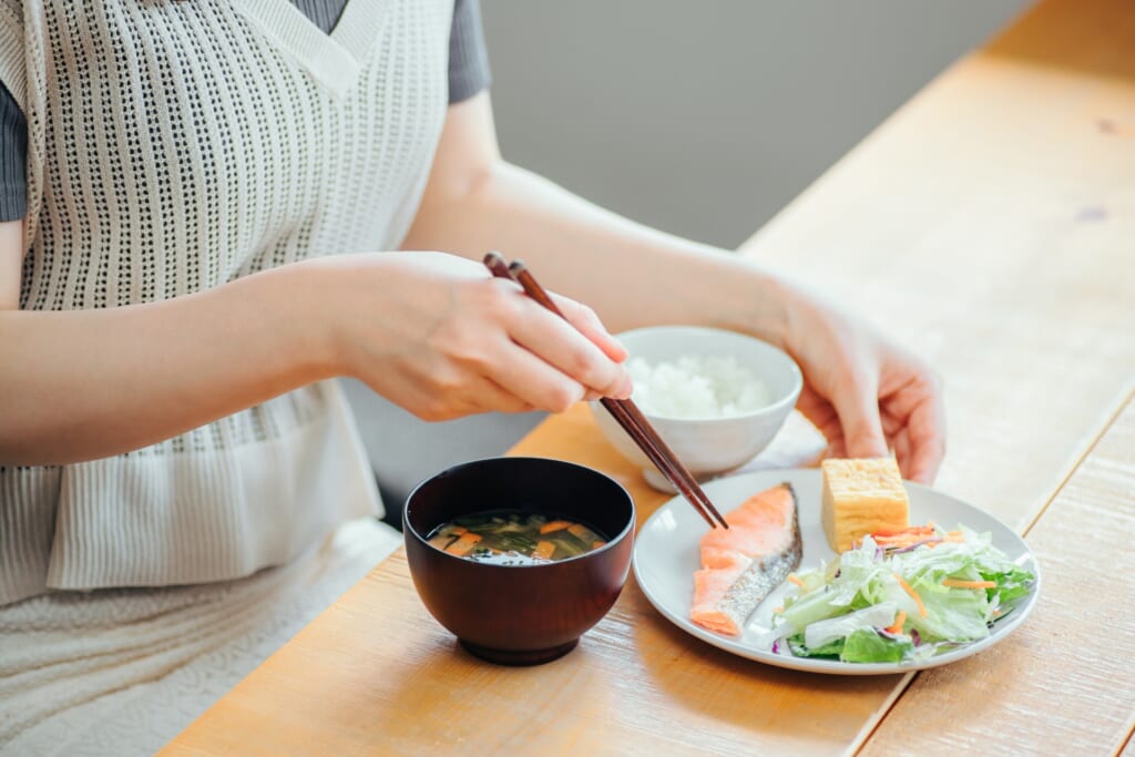 食事をする女性