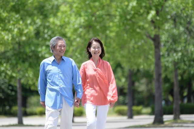散歩をする夫婦