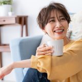 自宅でくつろぐ日本人女性