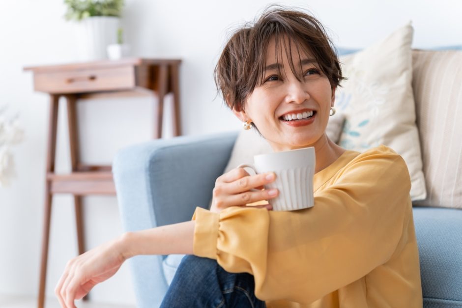 自宅でくつろぐ日本人女性