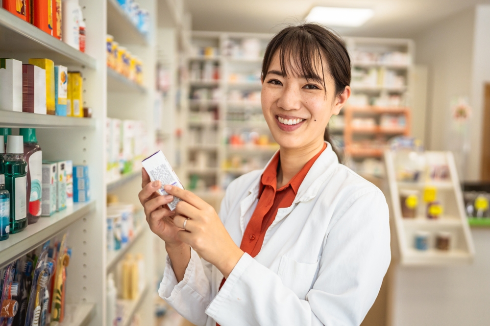 薬の在庫を確認する日本人女性薬剤師