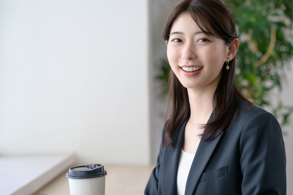 椅子に座って微笑む日本人女性