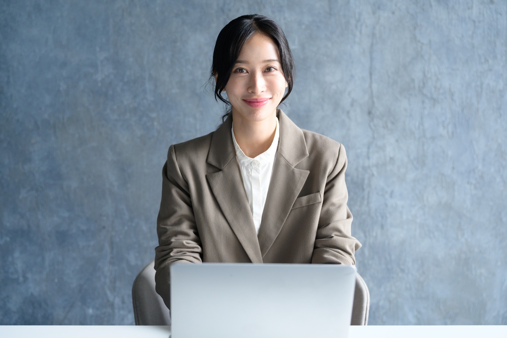 ノートパソコンを使う日本人女性