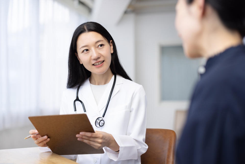 患者の相談に応じる日本人女性医師