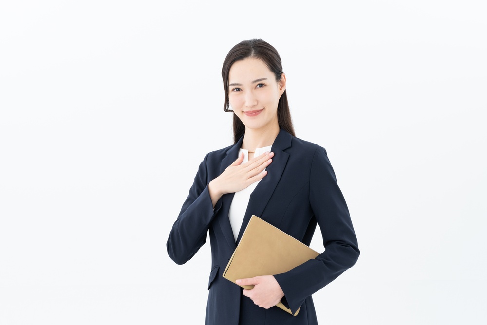 手帳を持つ日本人女性