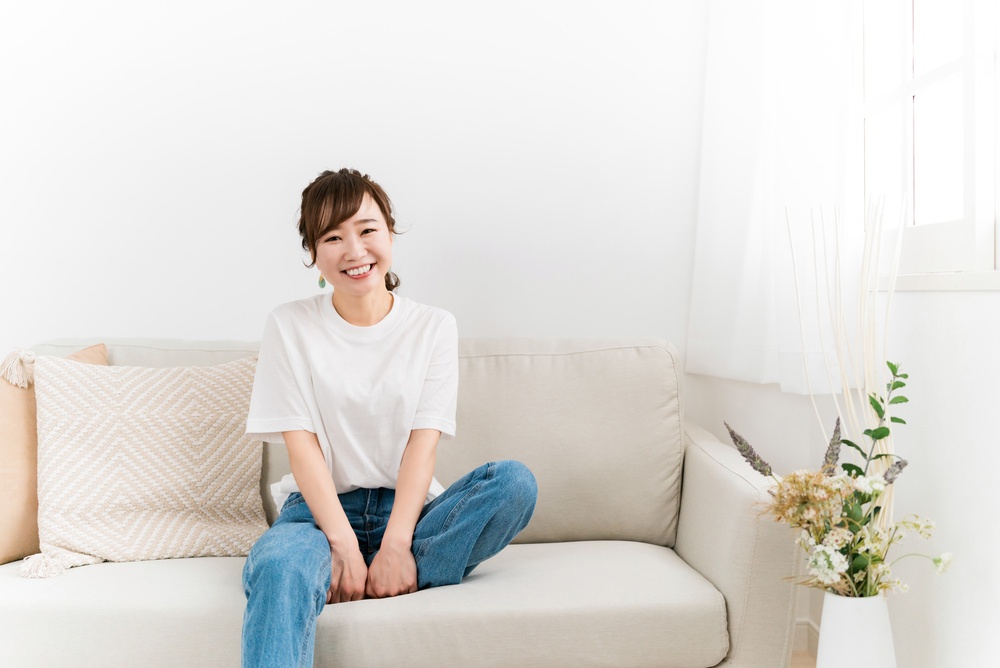 ソファに座ってほほ笑む日本人女性