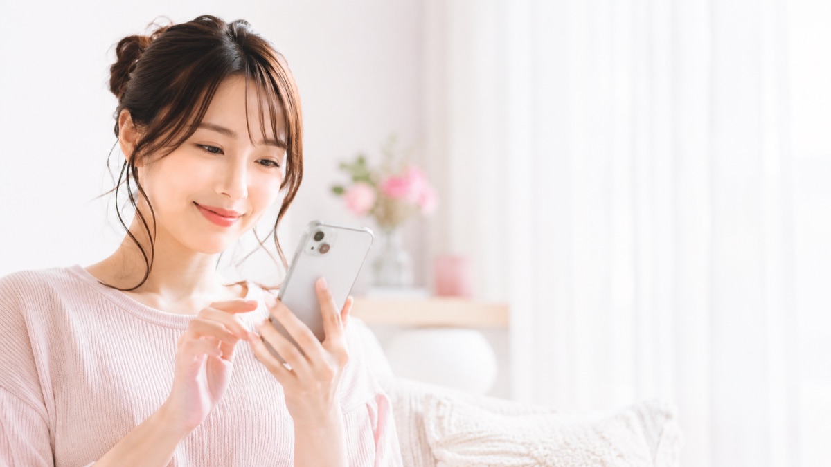 スマートフォンでオンライン診療を受ける女性